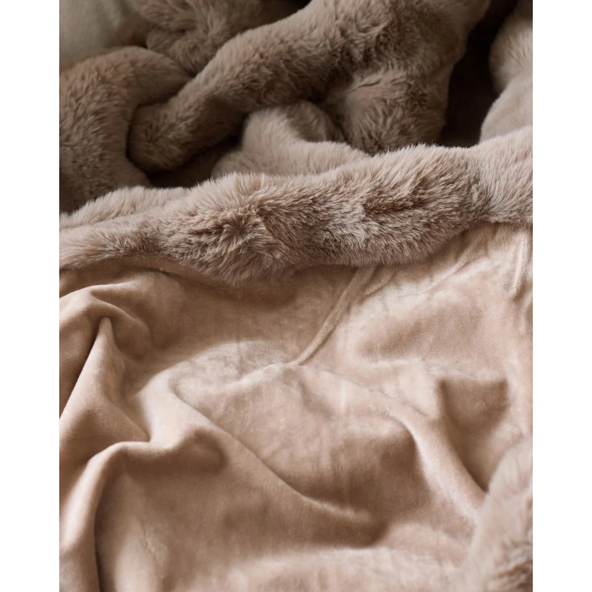 Nova taupe large throw – image 5