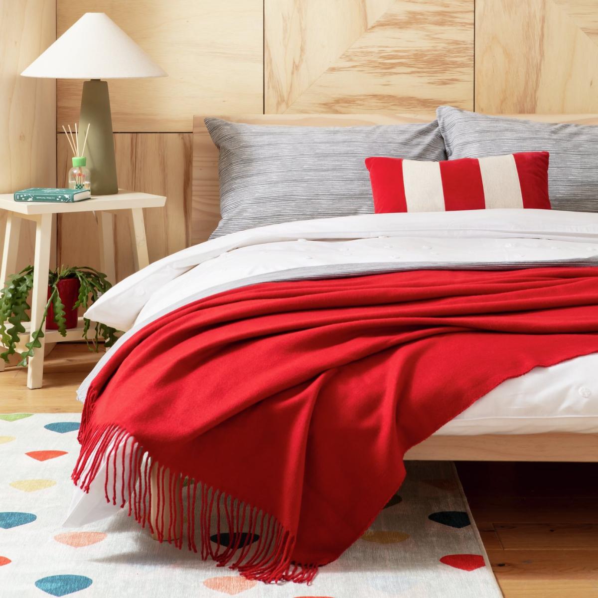 Habitat Christmas Soft Plain Throw - Red - 125x150cm – image 3