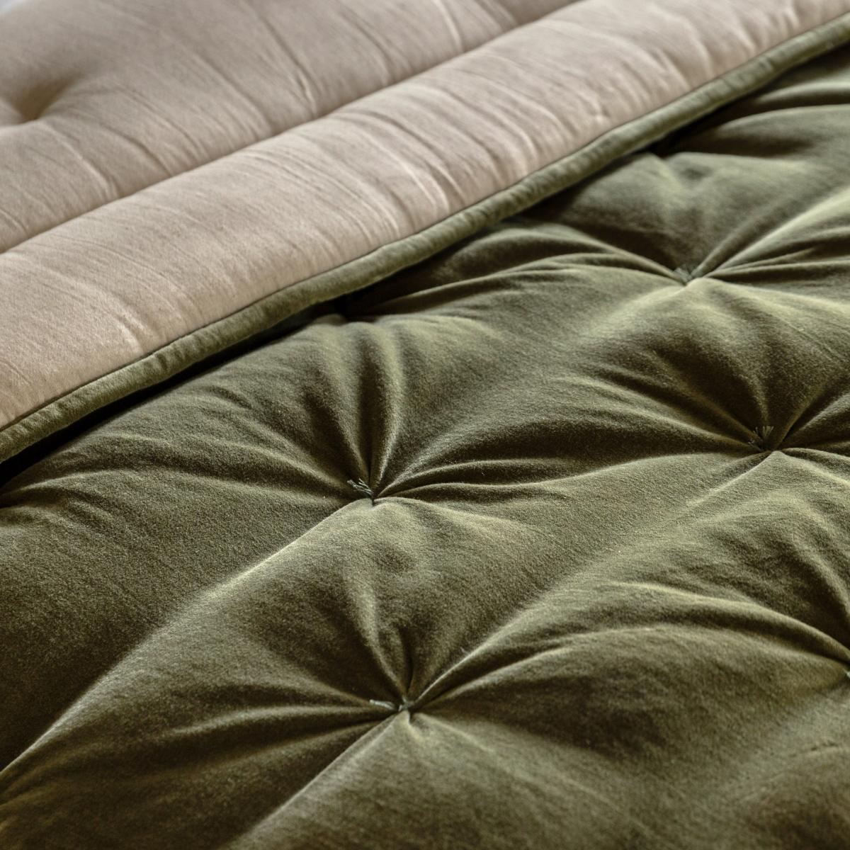Opulent Velvet Bedspread - Green – image 2