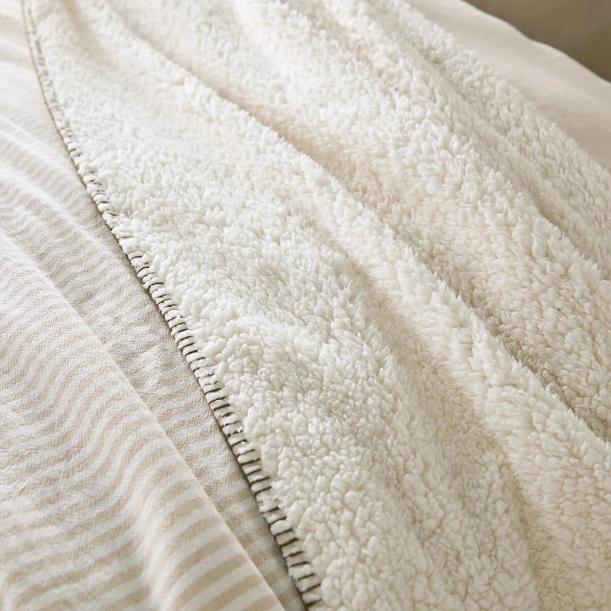 Anoti Cotton & Fleece Bedspread – image 2