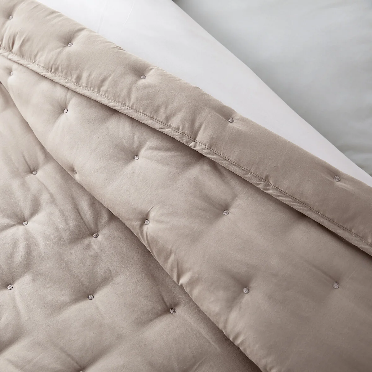 Aeri Embroidered Bedspread – image 2