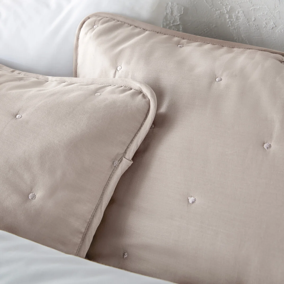 Aeri Embroidered Bedspread – image 4