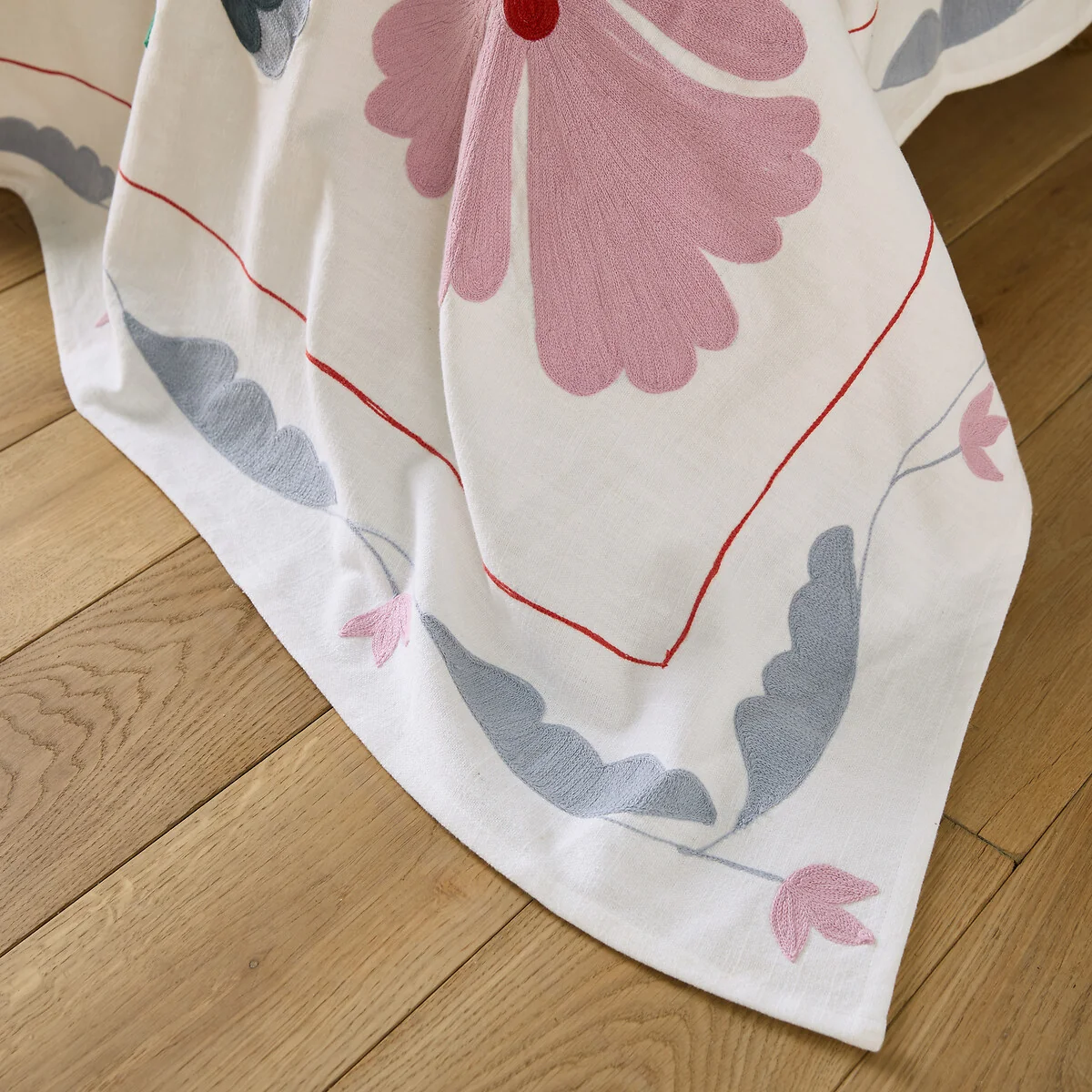 Antonie Embroidered Slub Cotton Bedspread – image 4