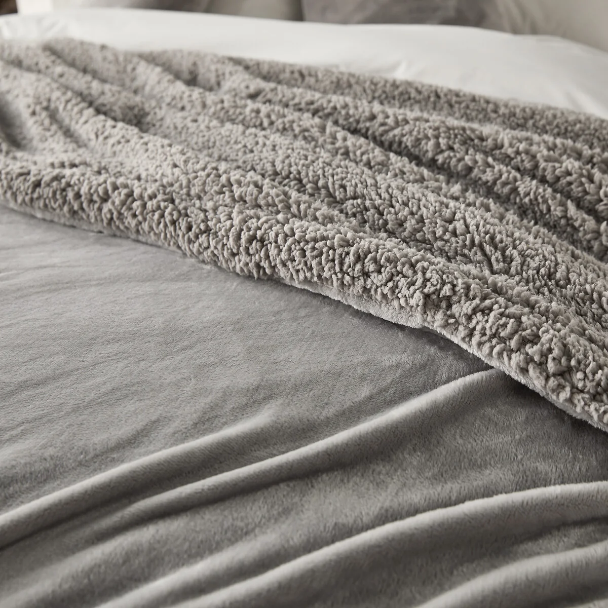 Maxine Fleece Bedspread – image 2