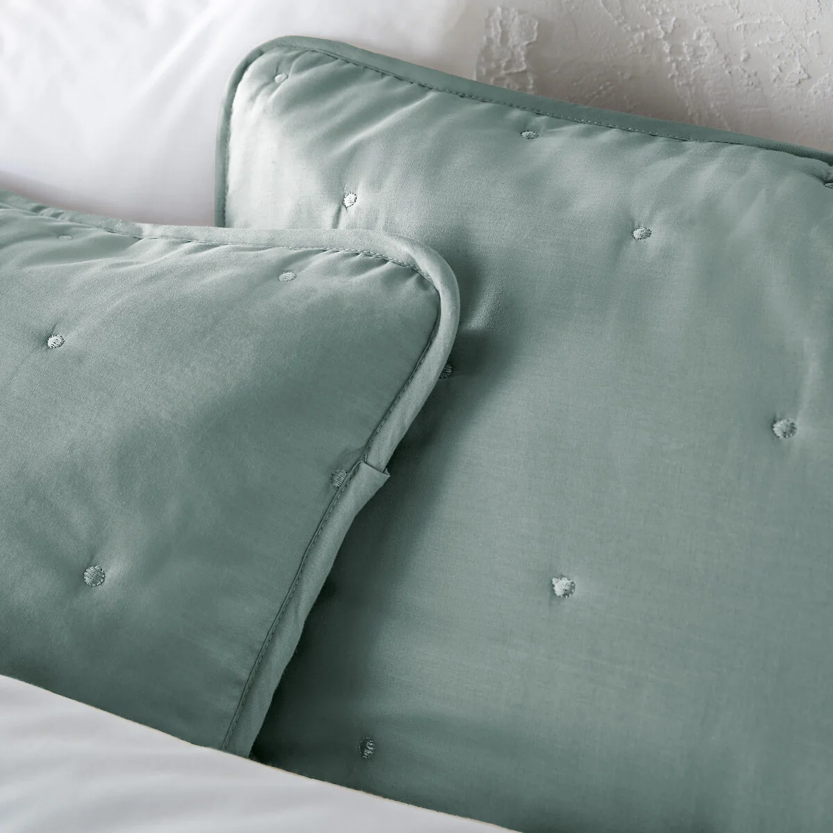 Aéri Embroidered Quilted Bedspread – image 2