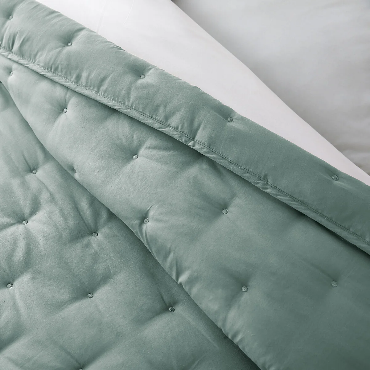 Aéri Embroidered Quilted Bedspread – image 3