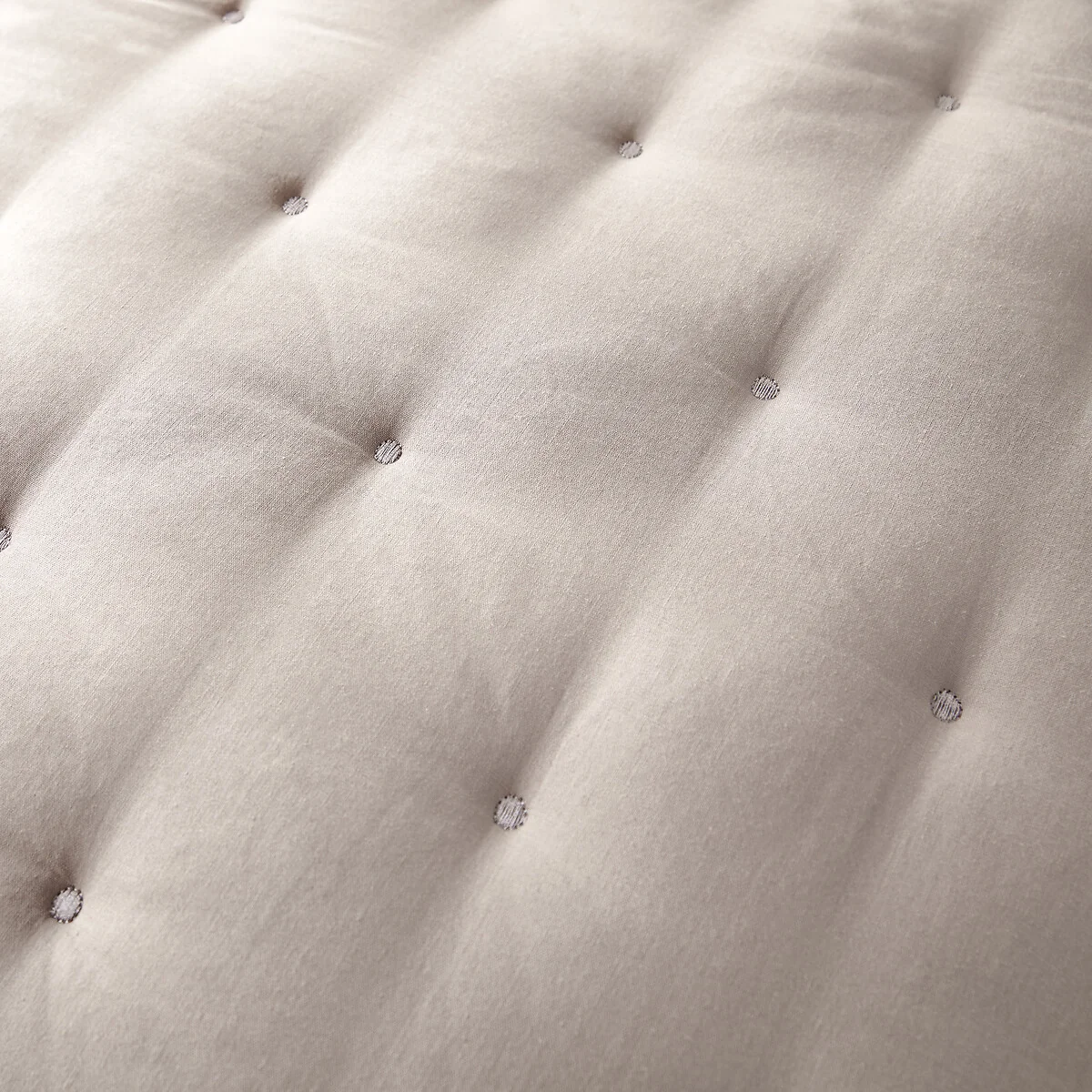 Aéri Embroidered Quilted Bedspread – image 3