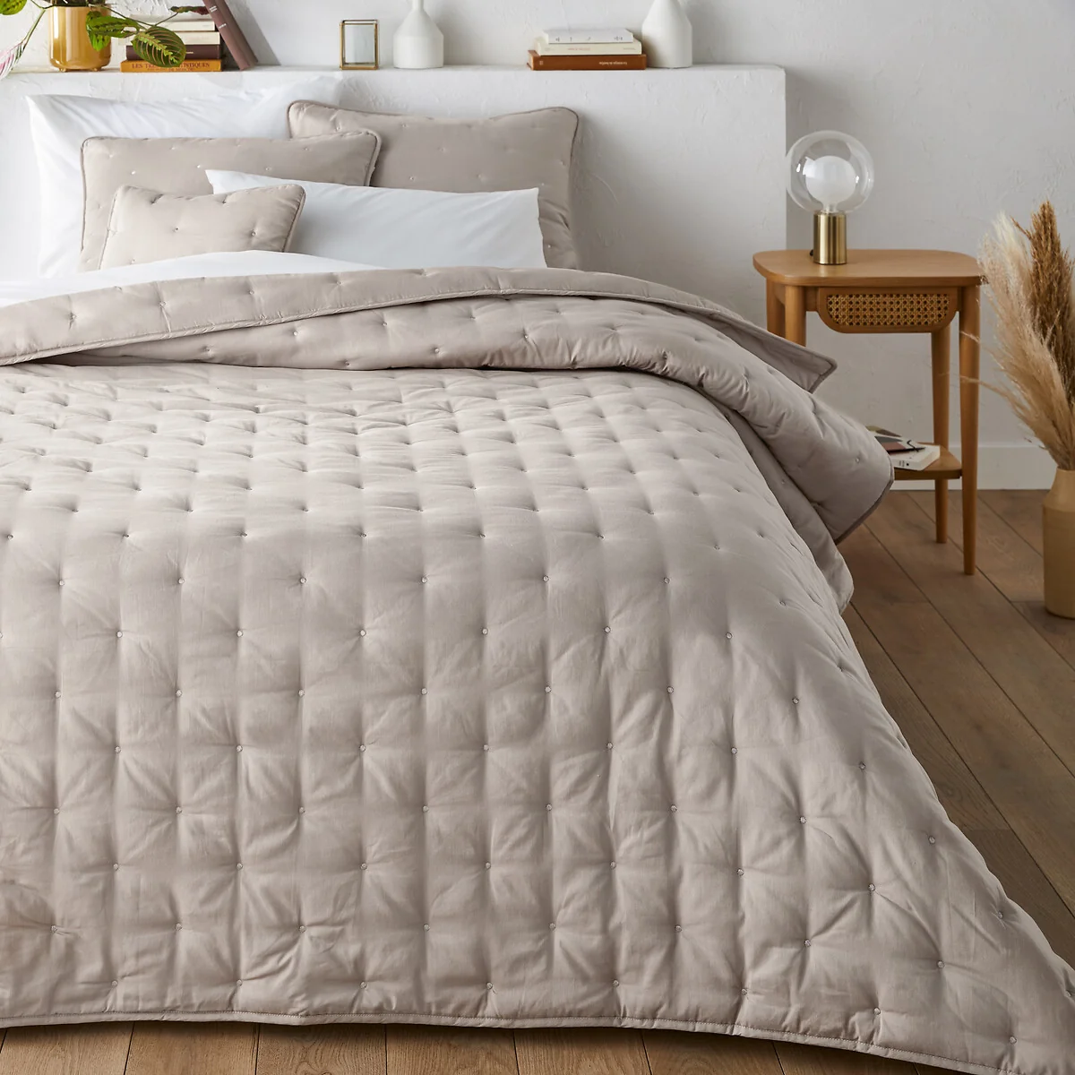 Aéri Embroidered Quilted Bedspread – image 1