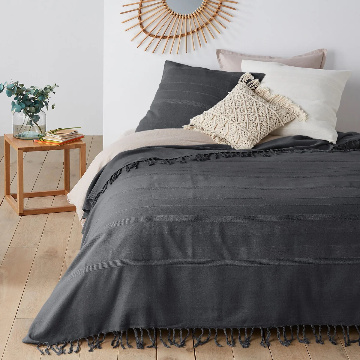 Nedo Fringed Bedspread – image 1