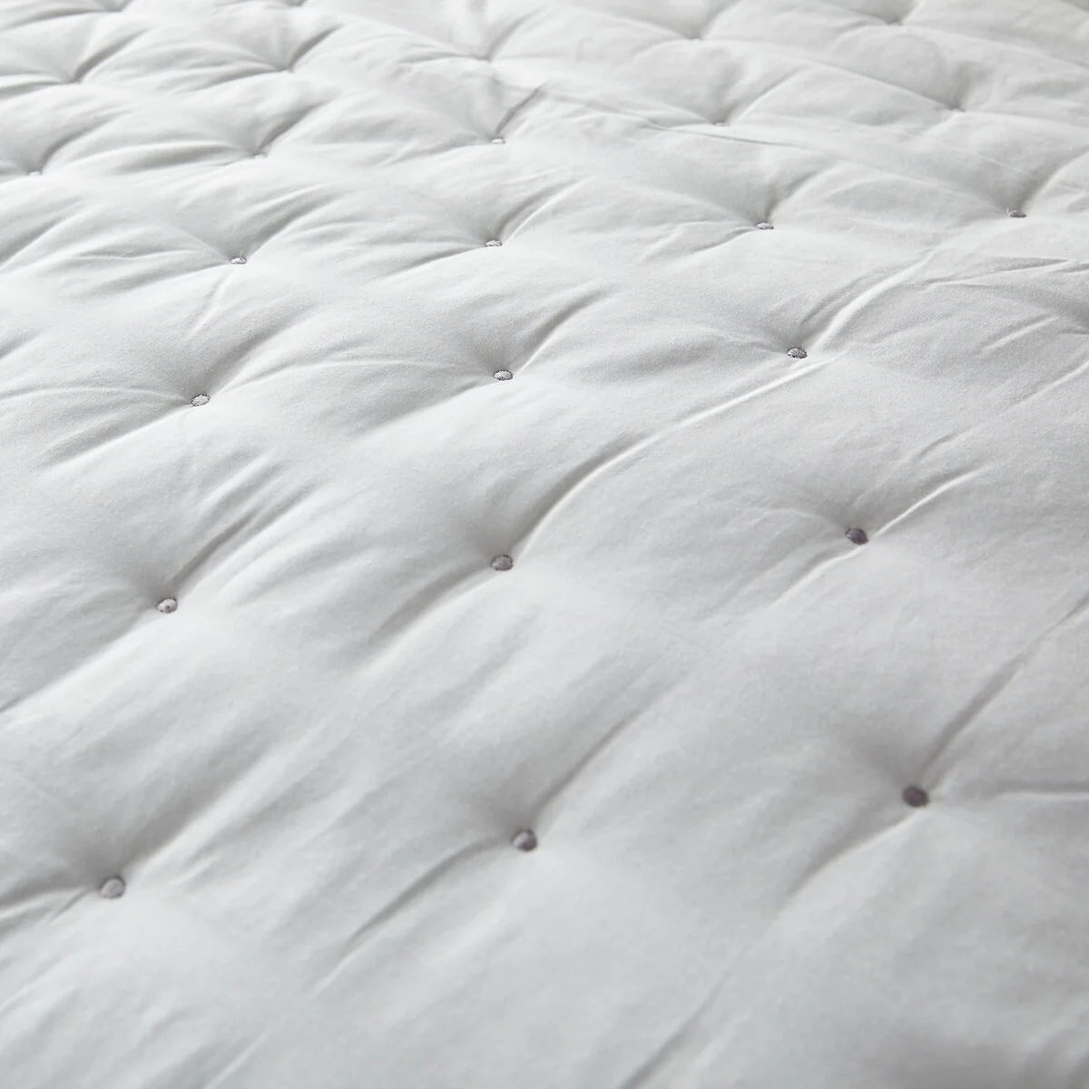 Aeri Embroidered Bedspread – image 4