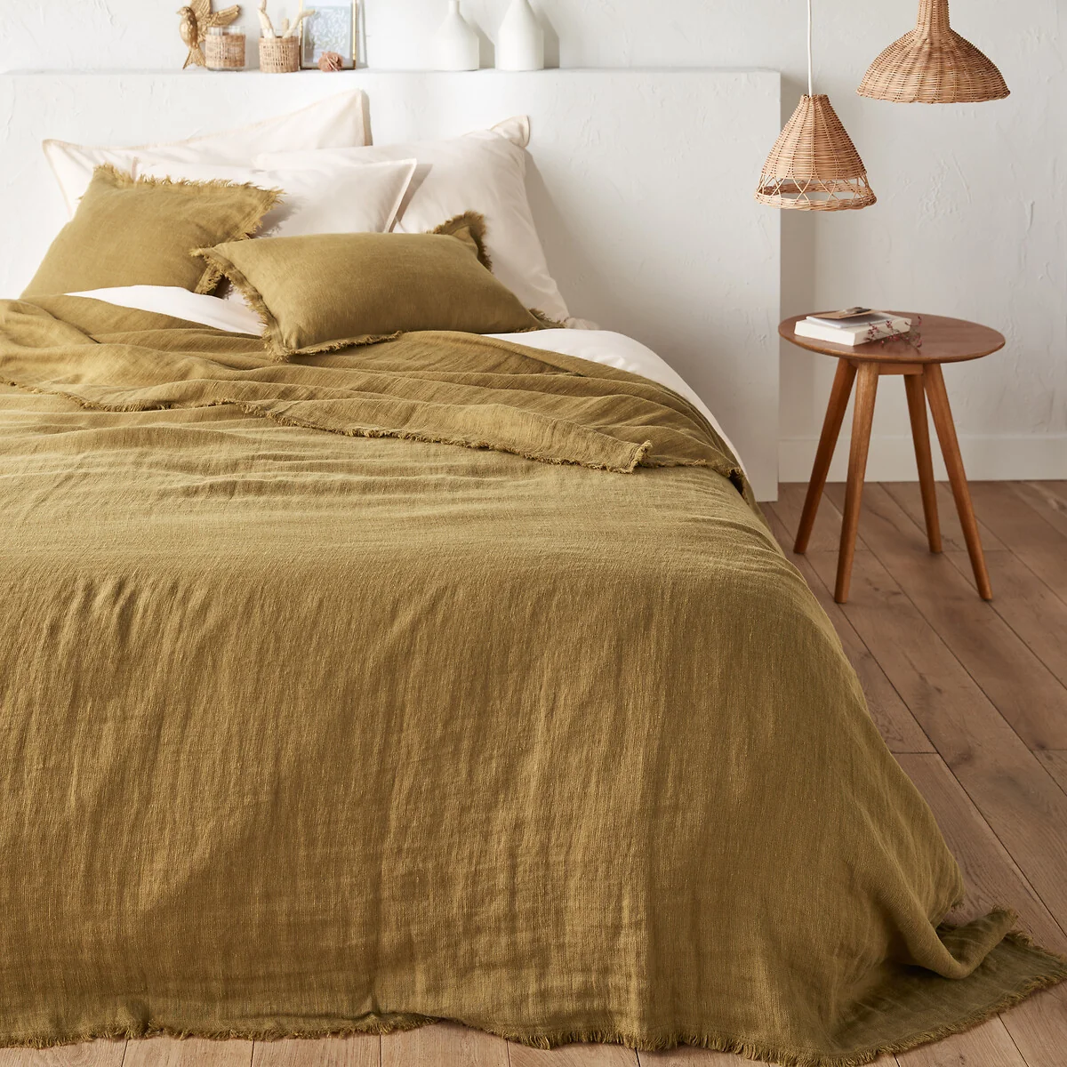 Linange Washed Linen Bedspread – image 1
