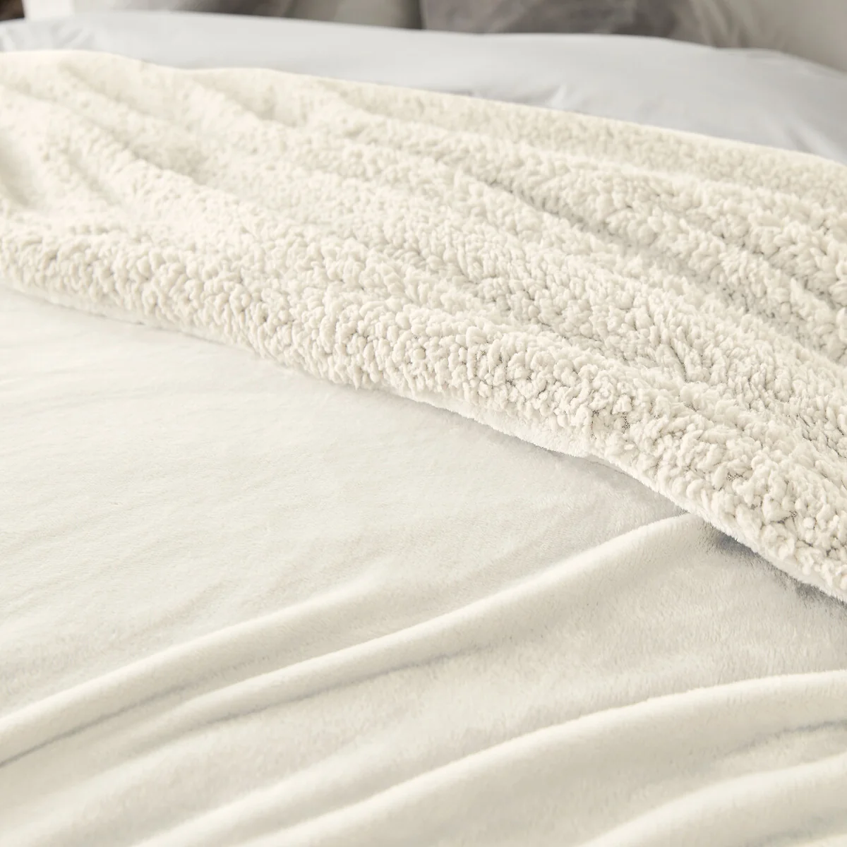 Maxine Fleece Bedspread – image 2