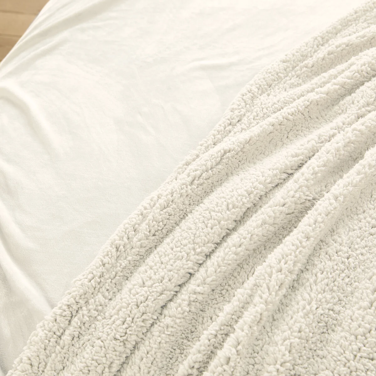 Maxine Fleece Bedspread – image 3