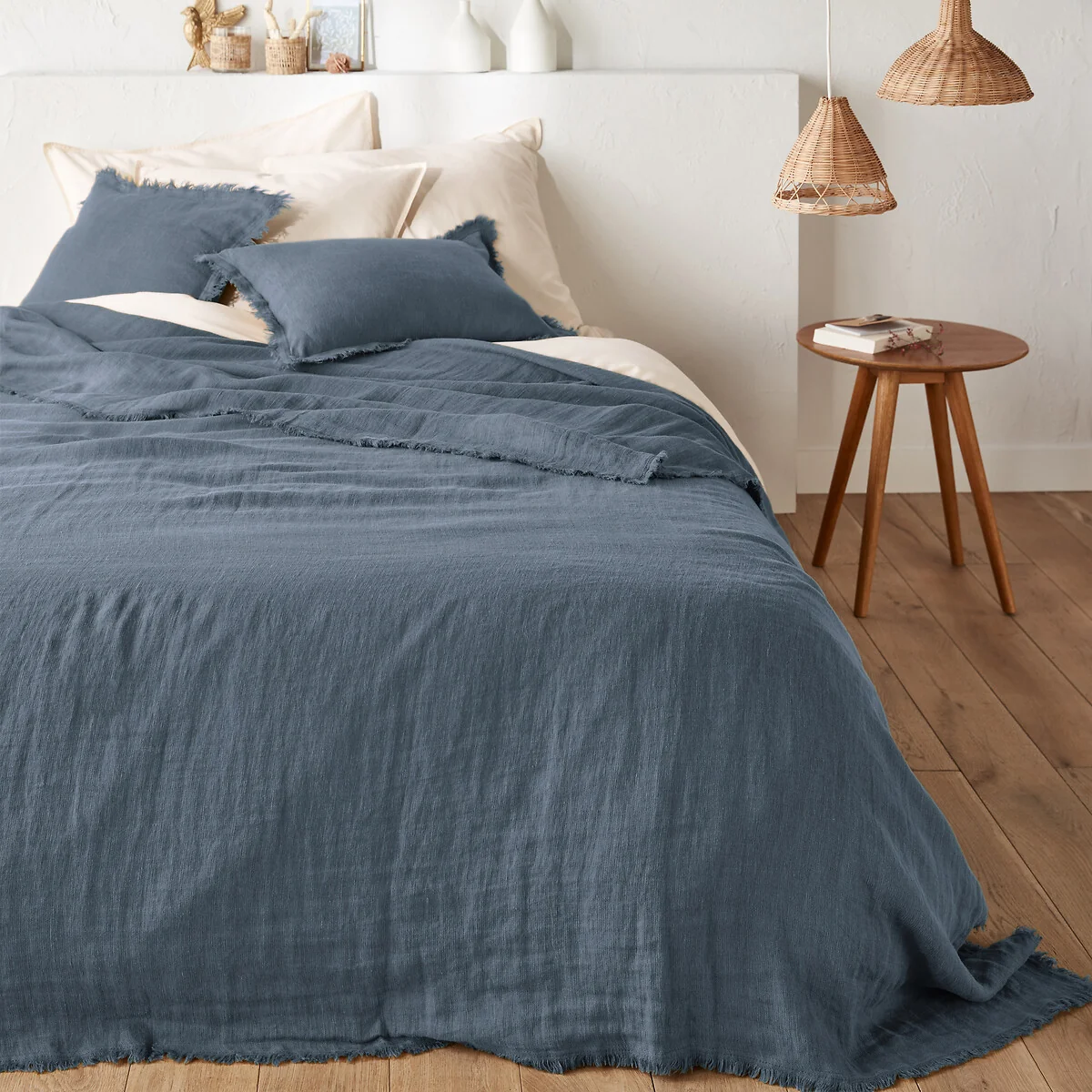 Linange Washed Linen Bedspread – image 1