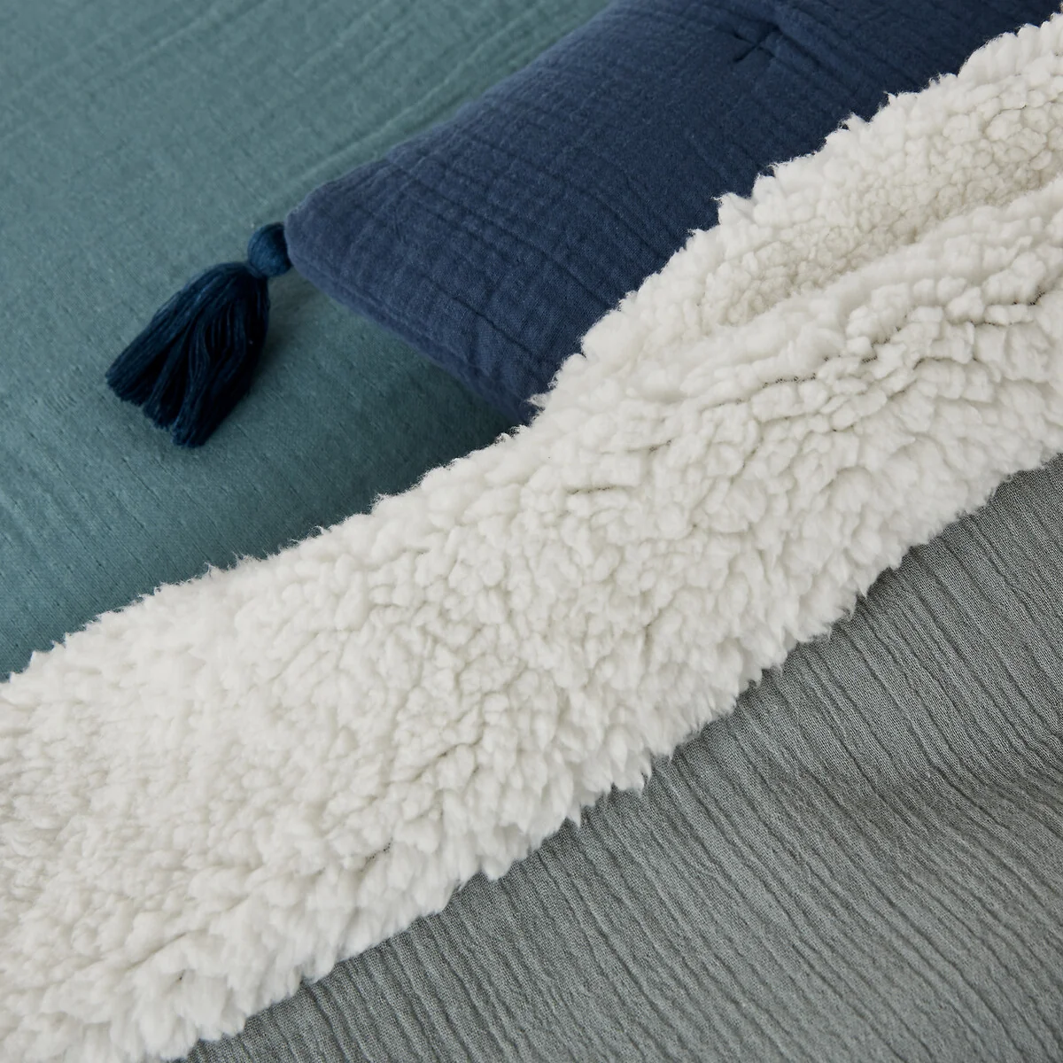 Kumla Cotton Muslin & Faux Sheepskin Bedspread – image 2