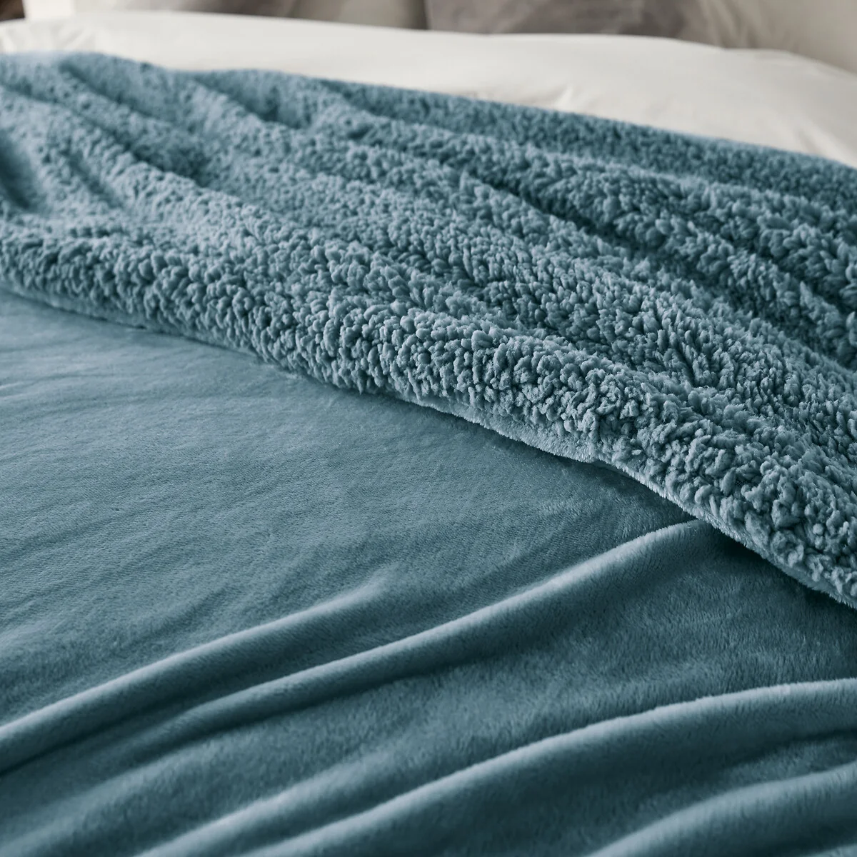 Maxine Fleece Bedspread – image 2