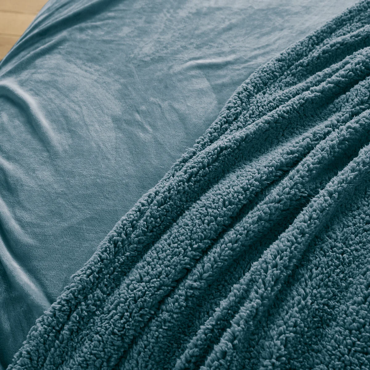 Maxine Fleece Bedspread – image 3