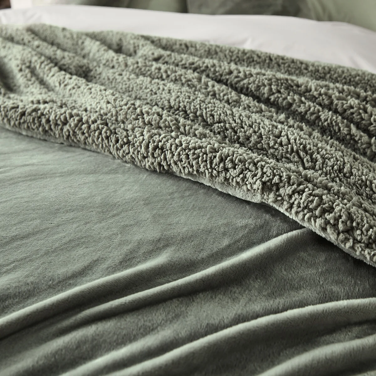 Maxine Fleece Bedspread – image 2