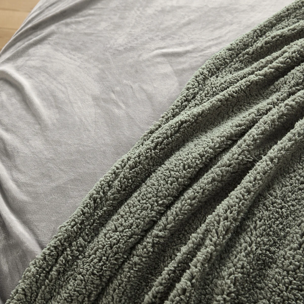 Maxine Fleece Bedspread – image 3