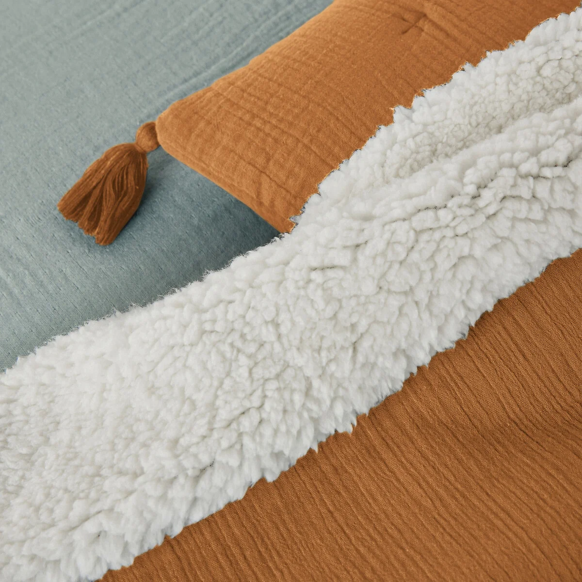Kumla Cotton Muslin & Faux Sheepskin Bedspread – image 3