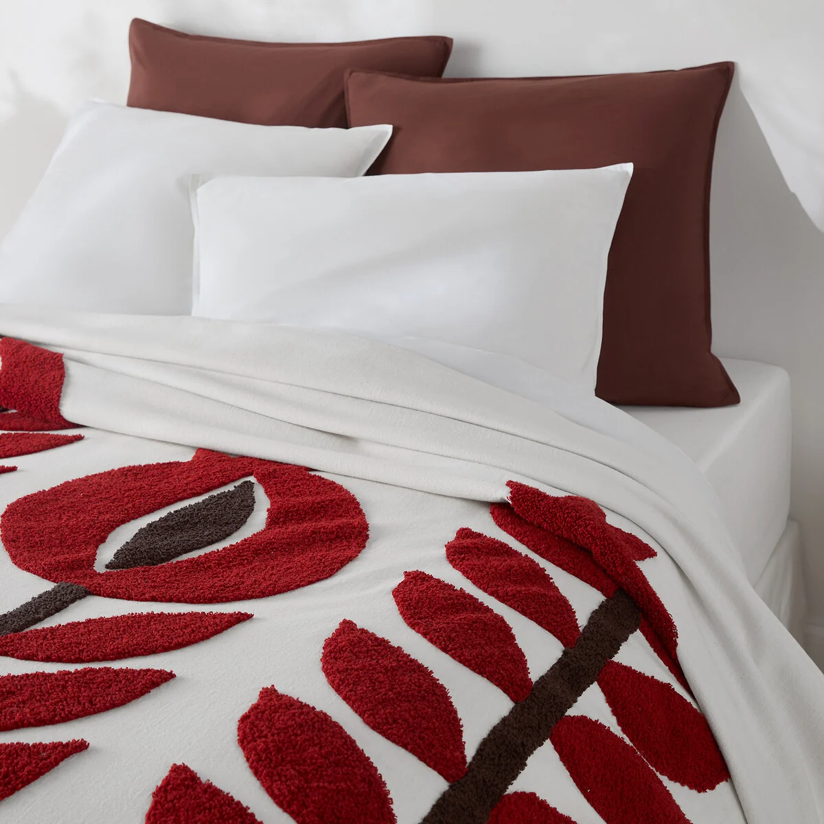 Cortes Embroidered Cotton Bedspread – image 3
