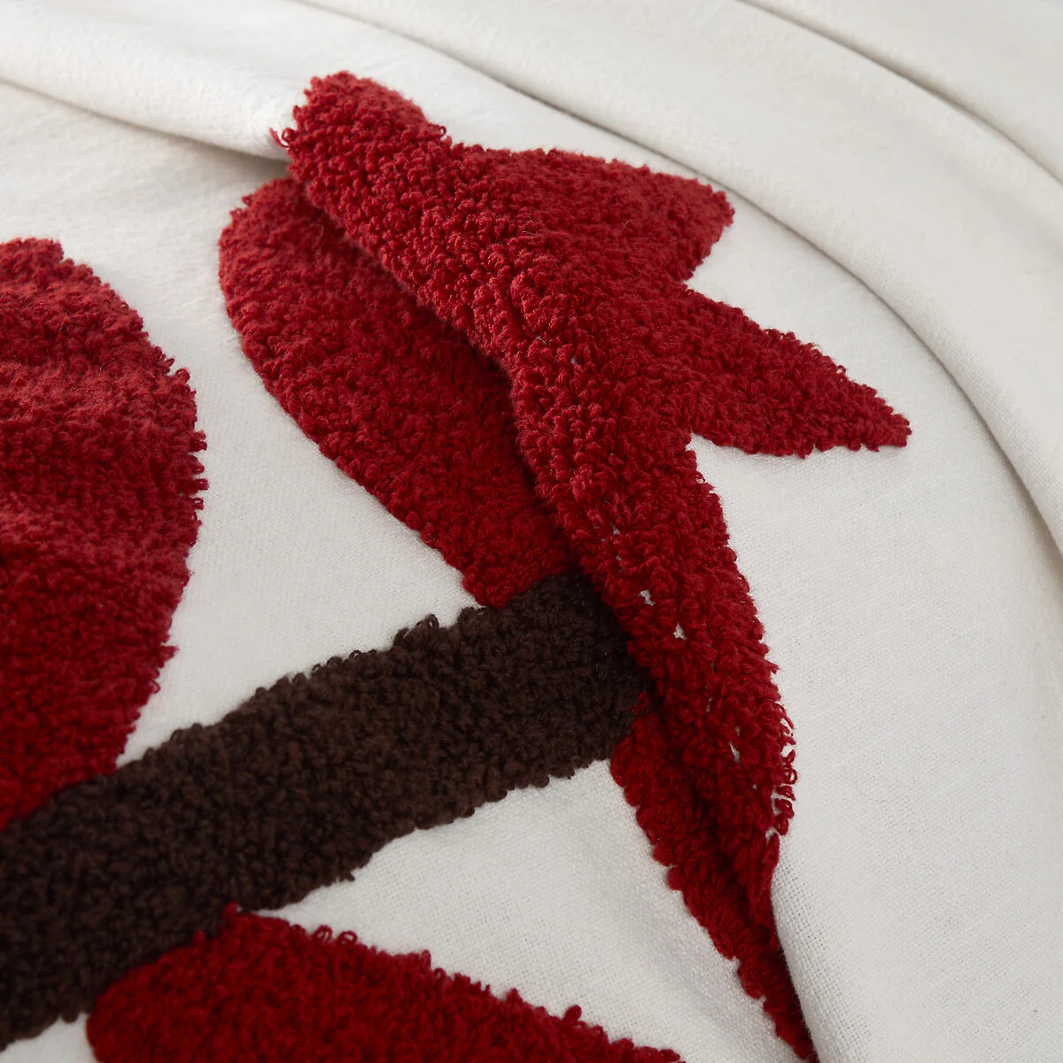 Cortes Embroidered Cotton Bedspread – image 4