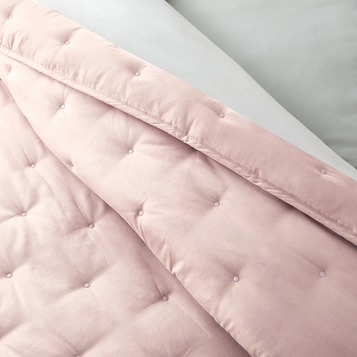 Aeri Embroidered Bedspread – image 3