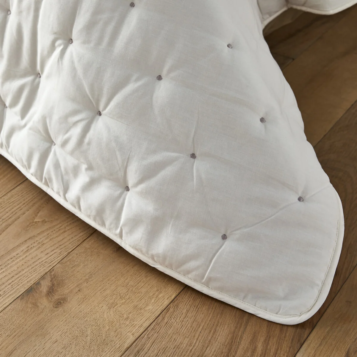 Aéri Embroidered Quilted Bedspread – image 2