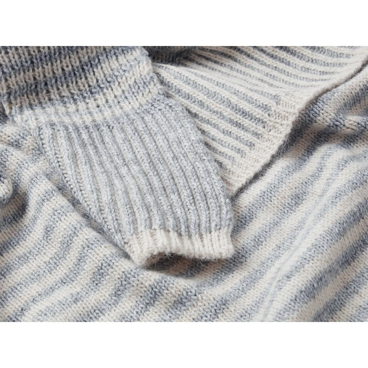 Easy Knit Throw in Cosy Grey – image 3