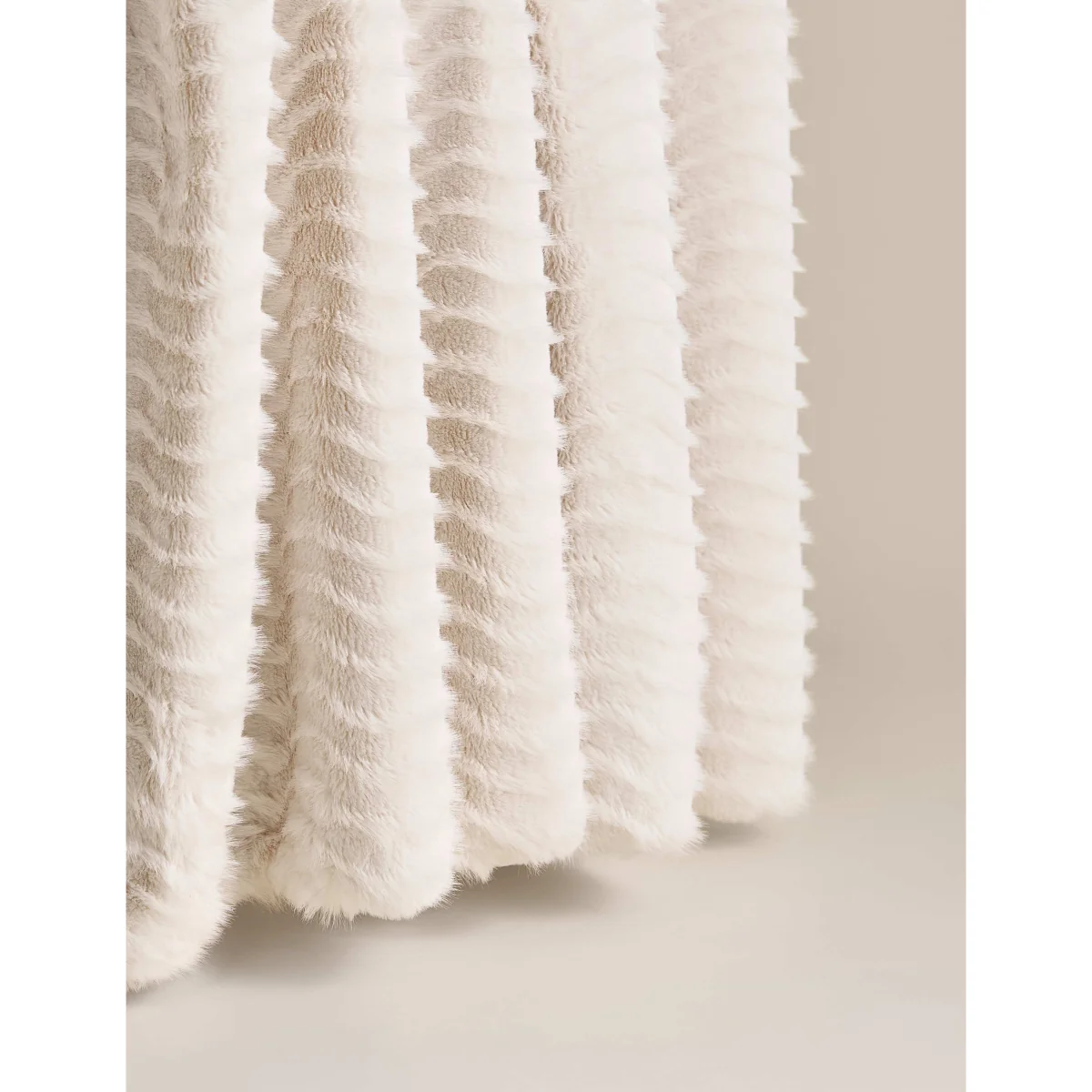 M&S Faux Fur Feathered Throw Dove – image 4