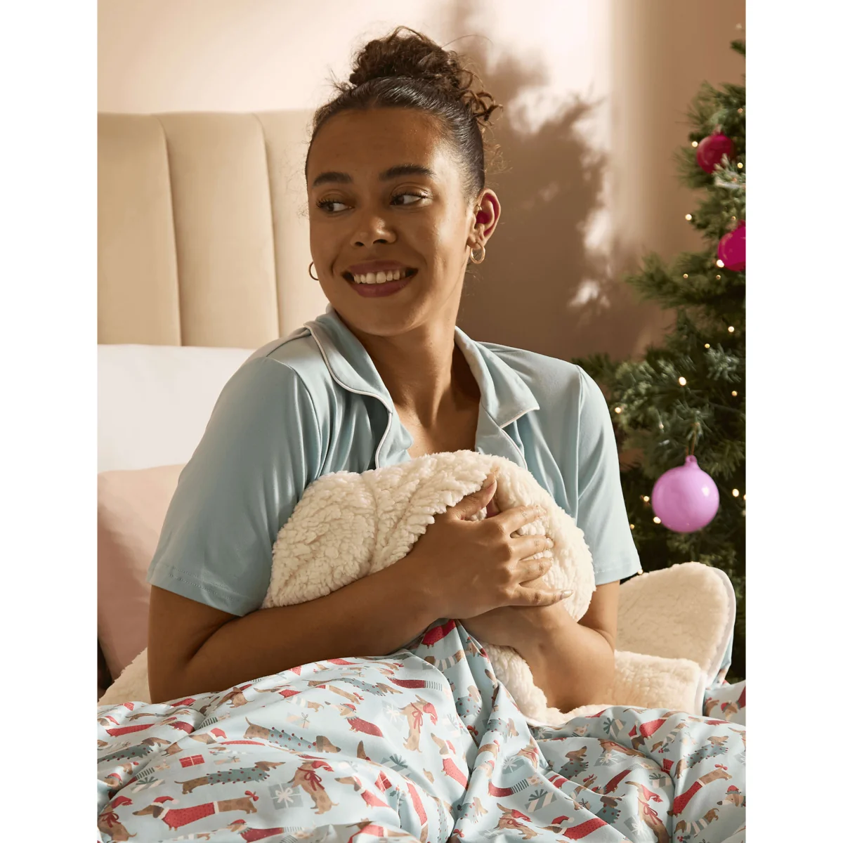 Nightlark Festive Dogs Sherpa Fleece 9 Tog Throw White – image 4