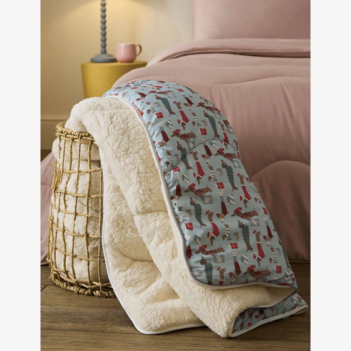 Nightlark Festive Dogs Sherpa Fleece 9 Tog Throw White – image 1