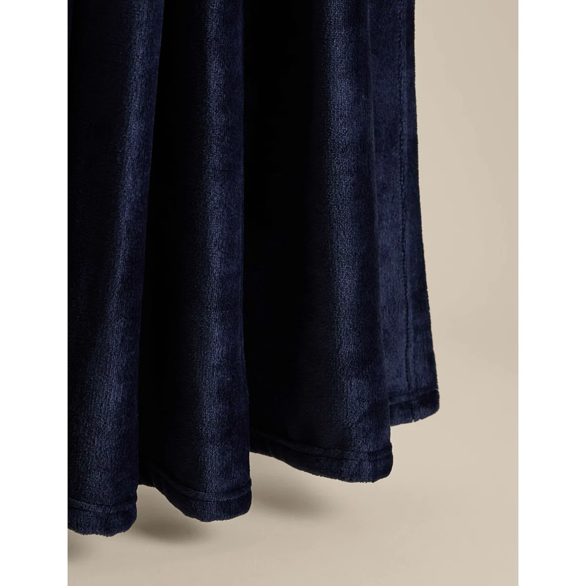 M&S Soft Fleece Throw Navy – image 2