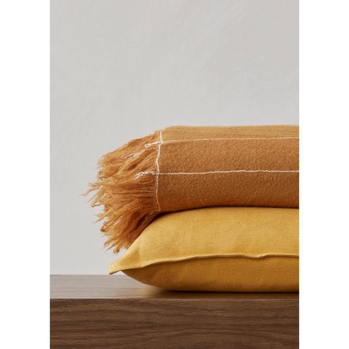 Battus throw 130x185 cm Ochre – image 3