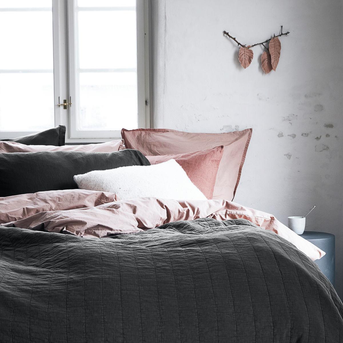 Magnhild vadderat bedspread 280x280 cm Coal – image 2