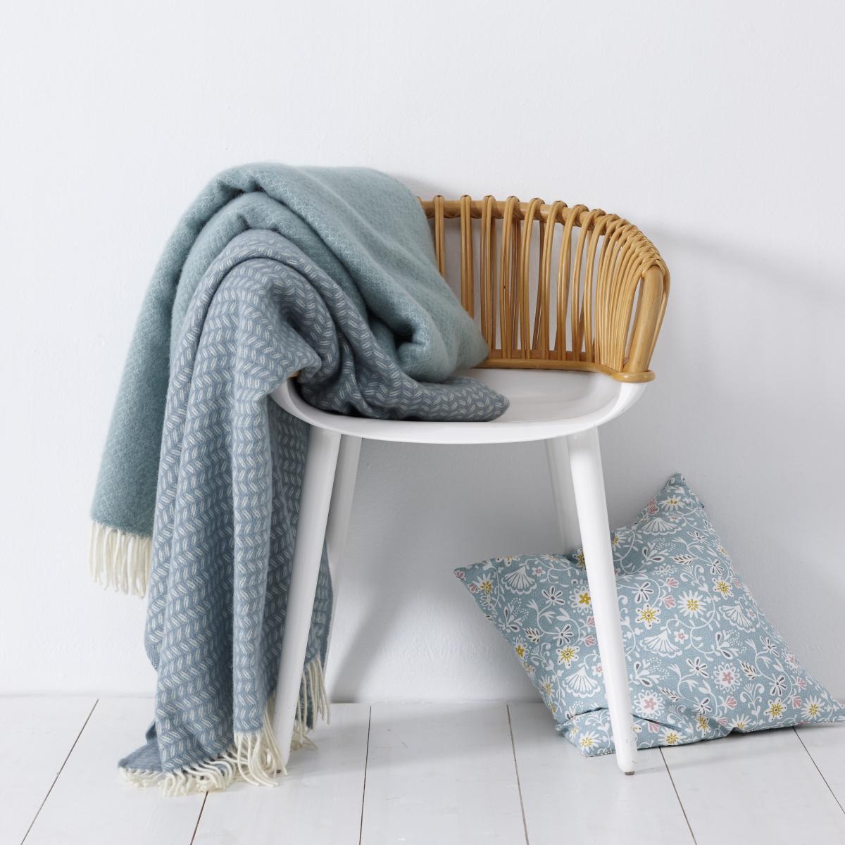 Leaf wool throw lead grey – image 3