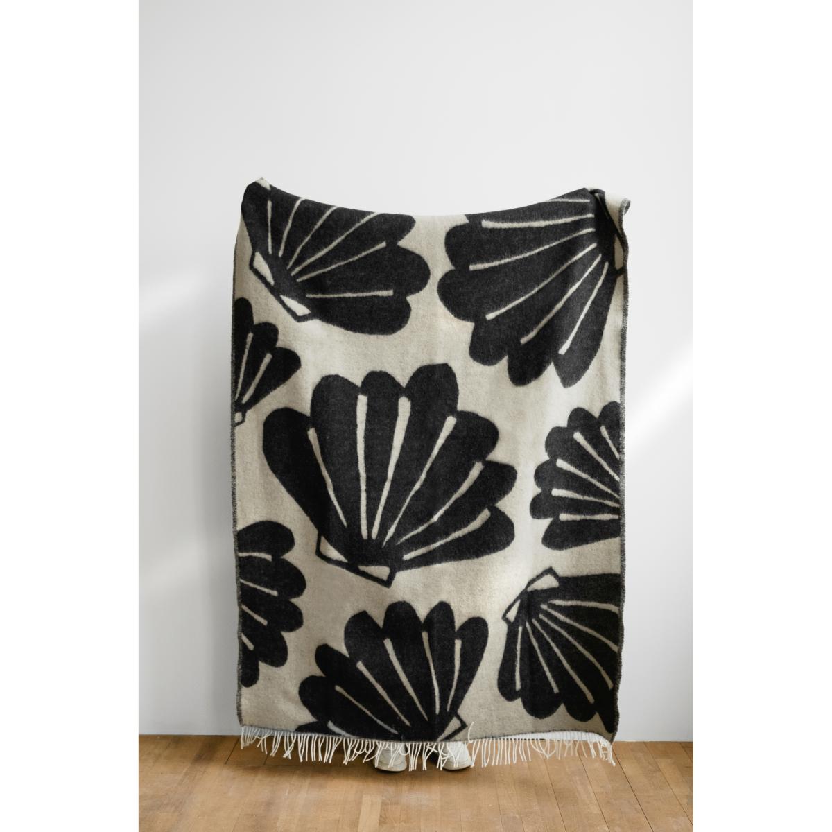 Fine Little Day Snäcka throw 130x190 cm Coal-Beige – image 4