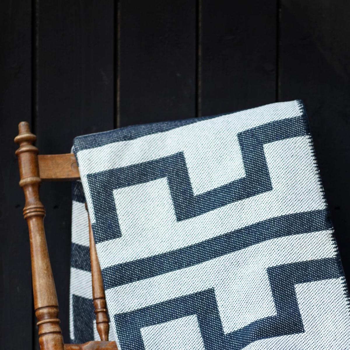 Graphic Recycled Cotton throw 140x200 cm off white-dark blue – image 3