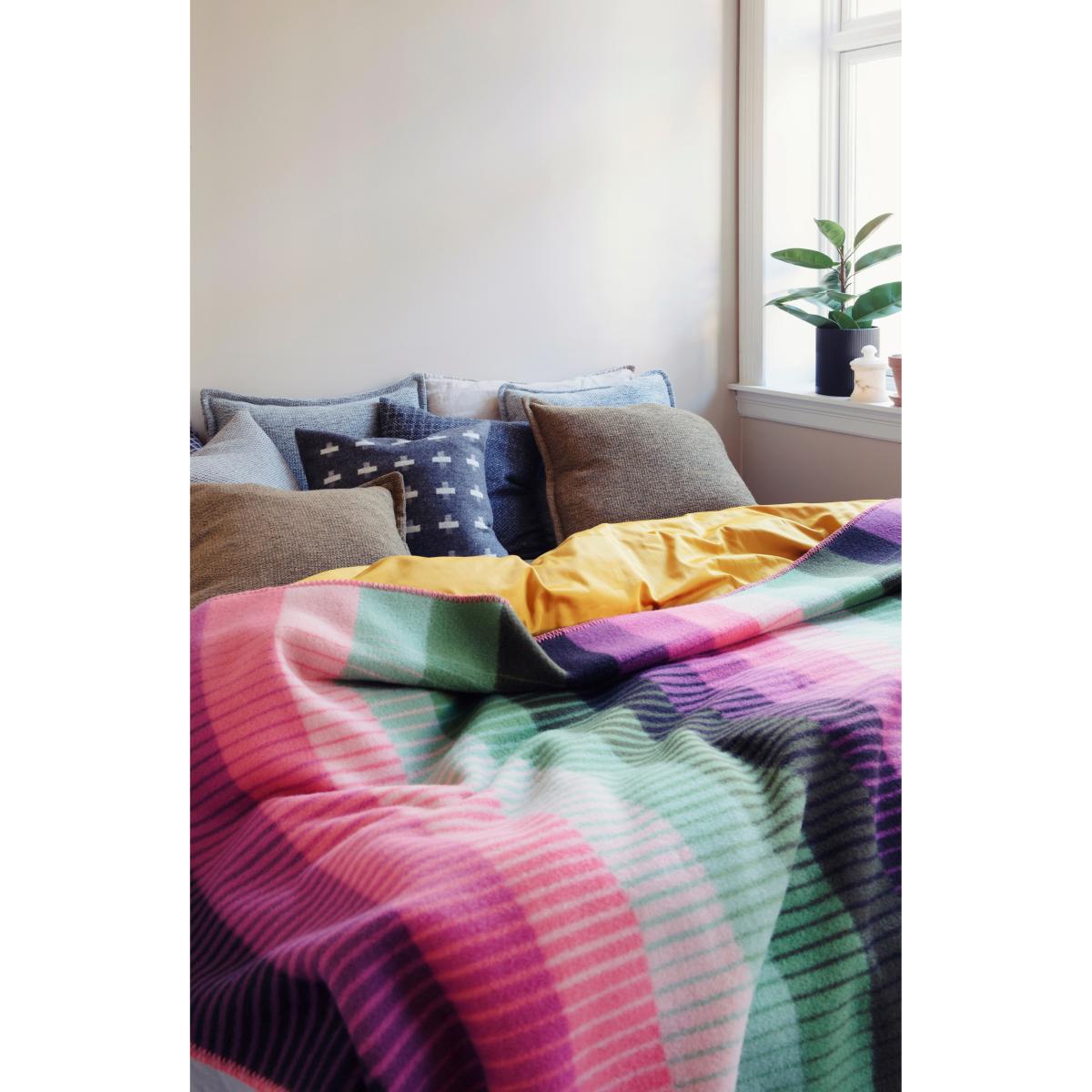 Røros Tweed Åsmund gradient blanket 135x200 cm Pink-green – image 3