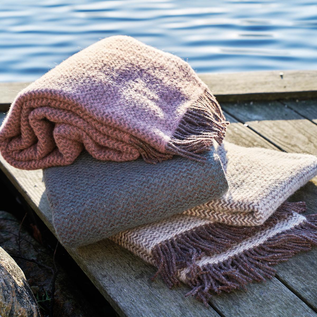 Wave wool throw dusty green – image 2