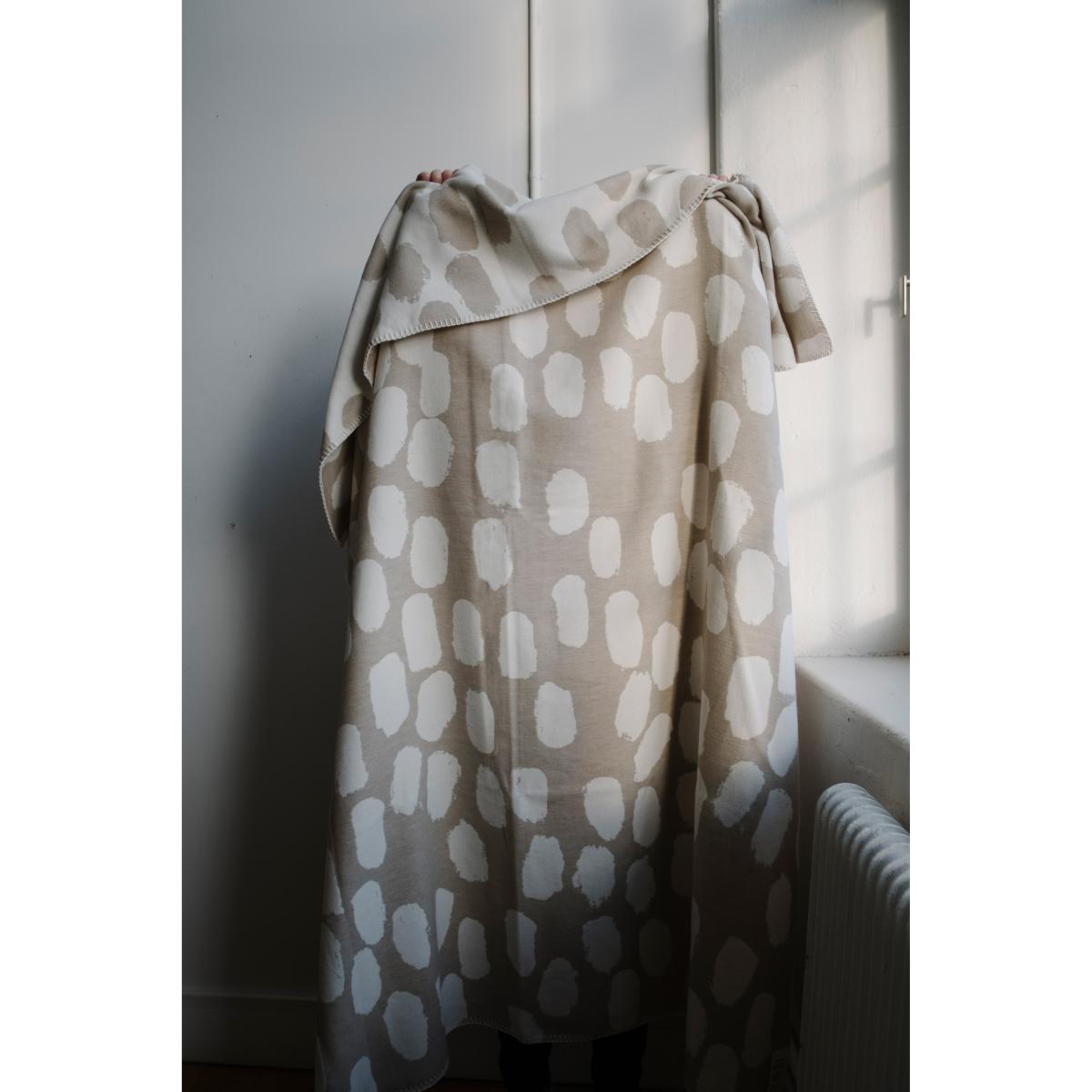 Dots throw 140x180 cm Beige – image 3