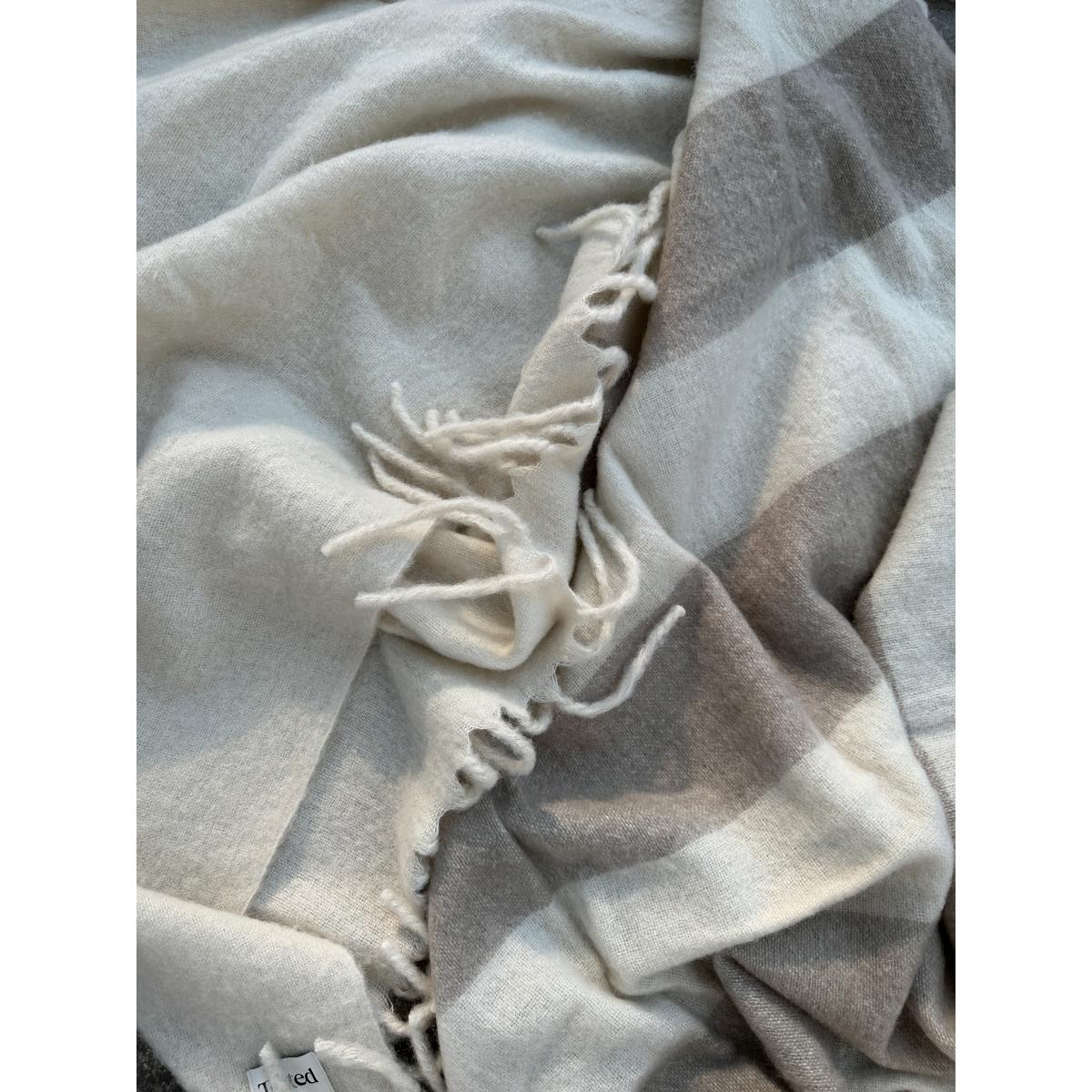Tinted Jungberg wool throw 130x170 cm Offwhite – image 5