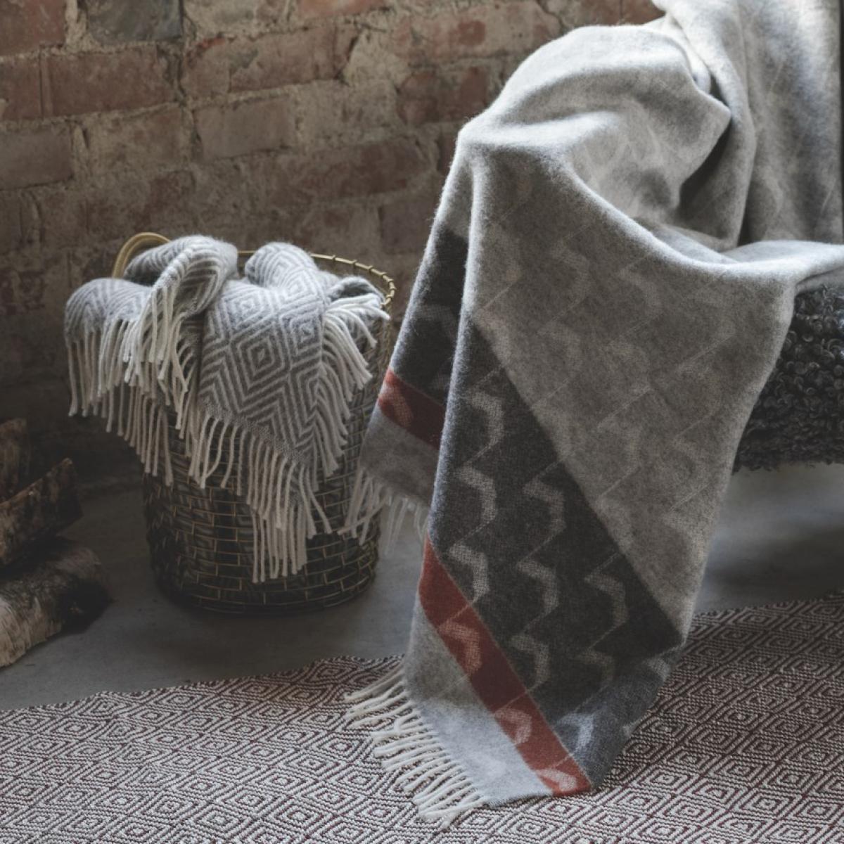 Arrow wool throw rusty red – image 3