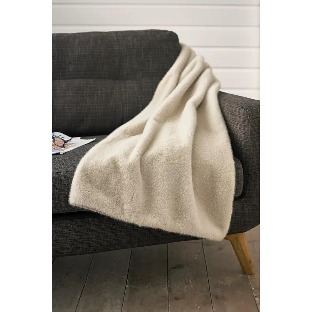 Deyongs Ashford Supersoft Faux Fur Throw - Natural In Cream – image 3