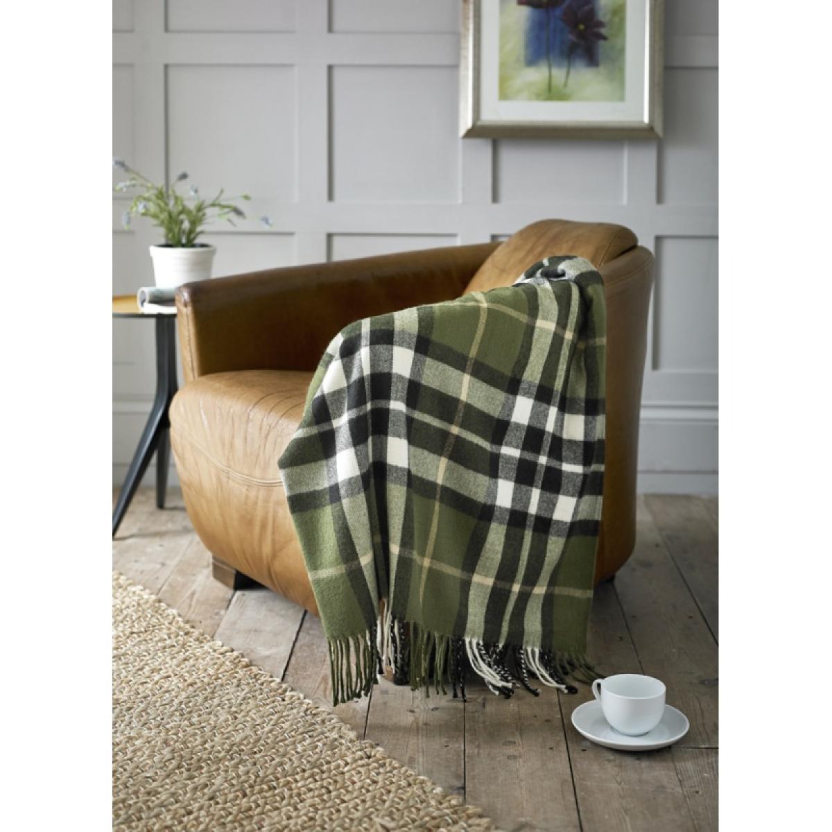 Deyongs Fergus Tartan Throw - Green – image 8