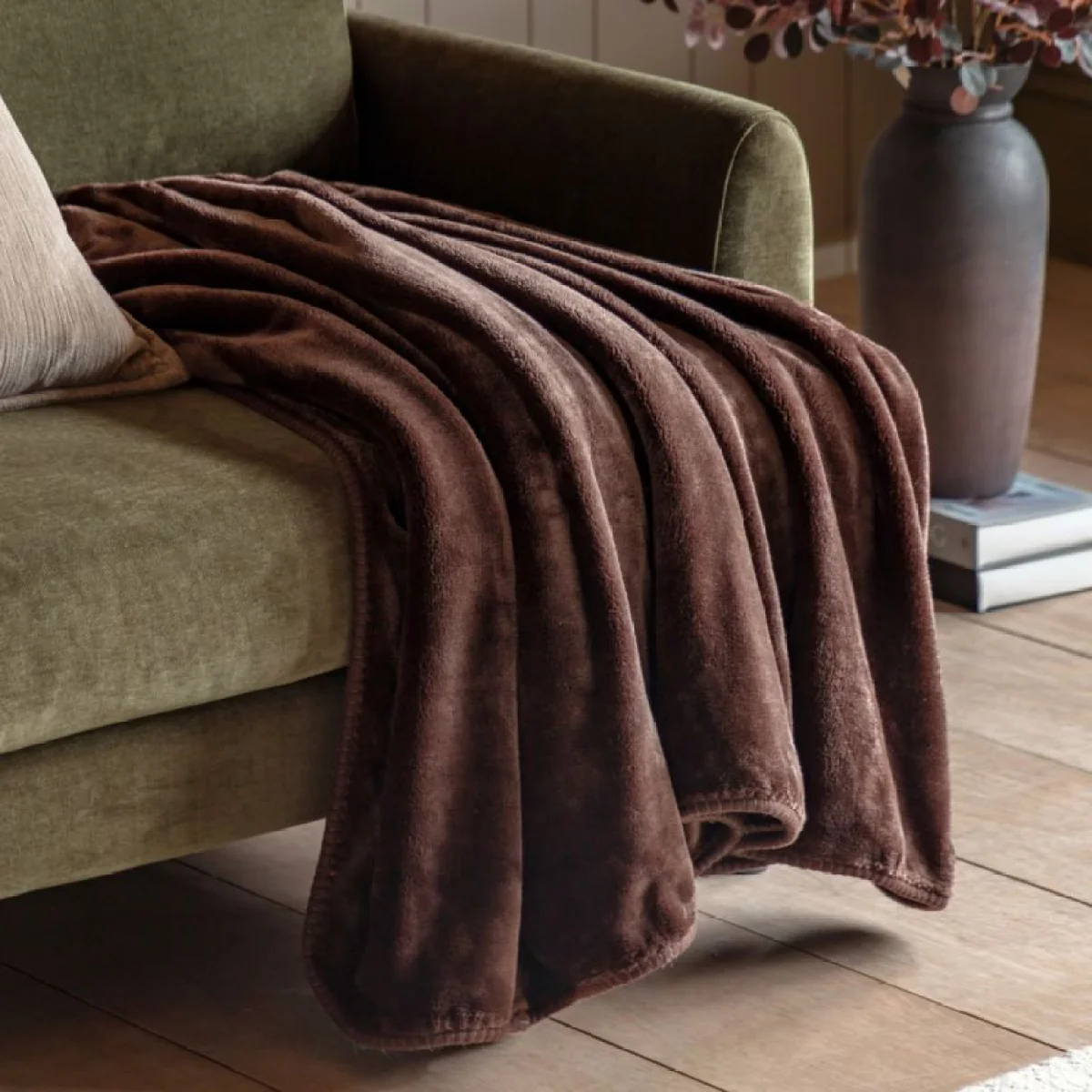 Mellow Fleece Throw in Chocolate – image 2