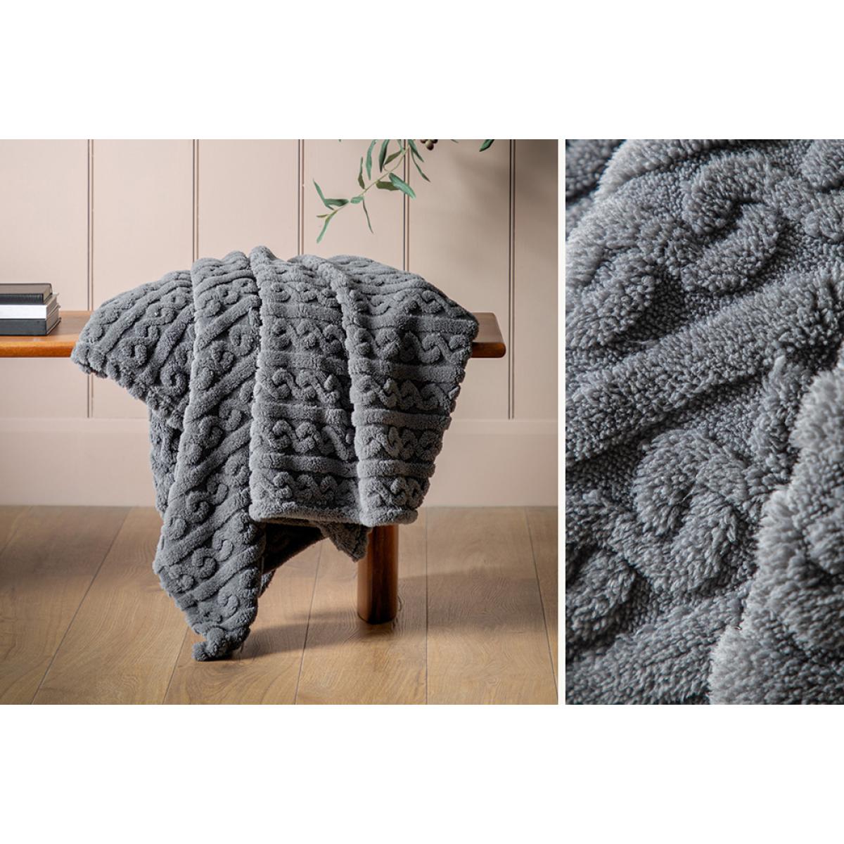 Hush Chunky Throw – image 3