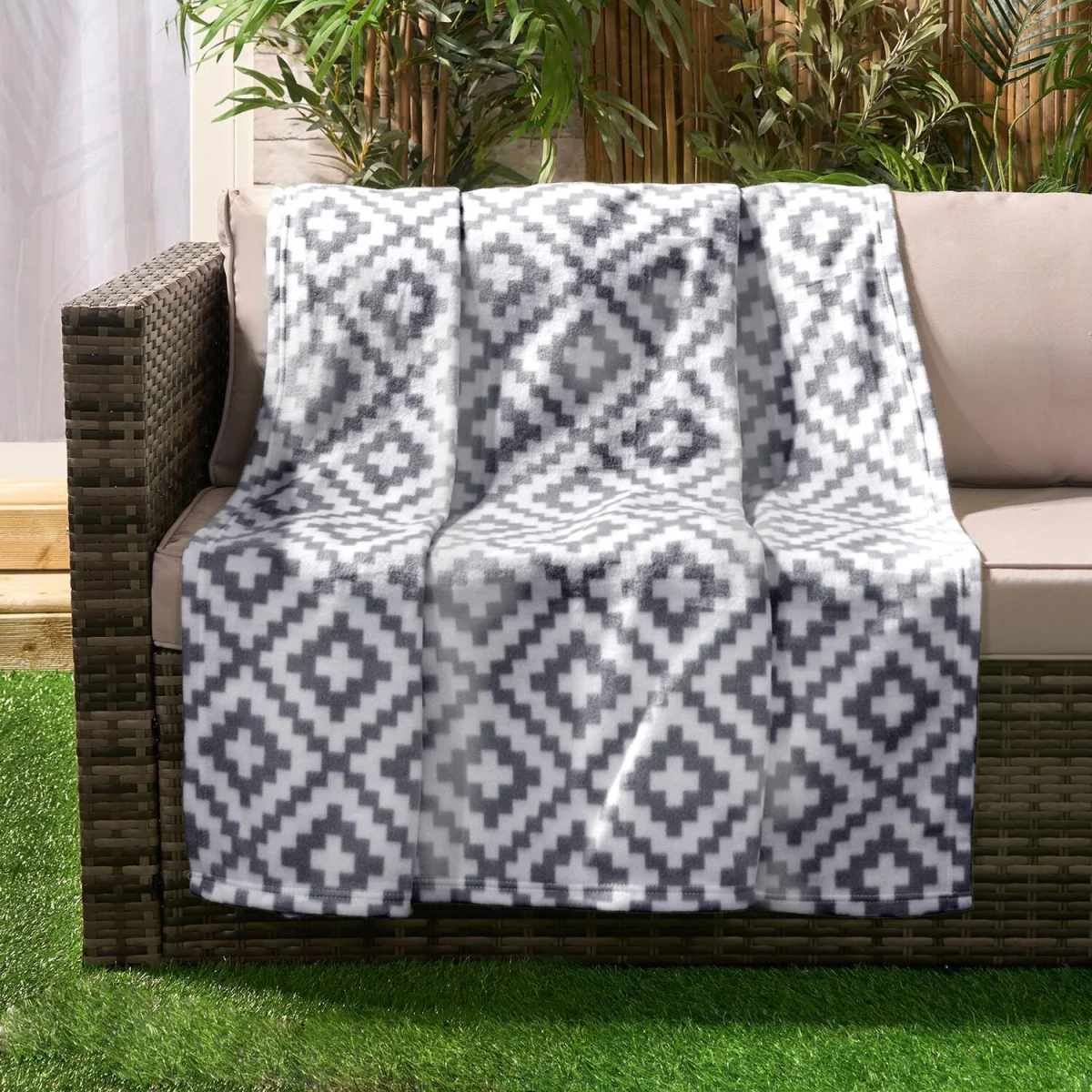 OHS Fleece Geometric Print Throw - Grey – image 2