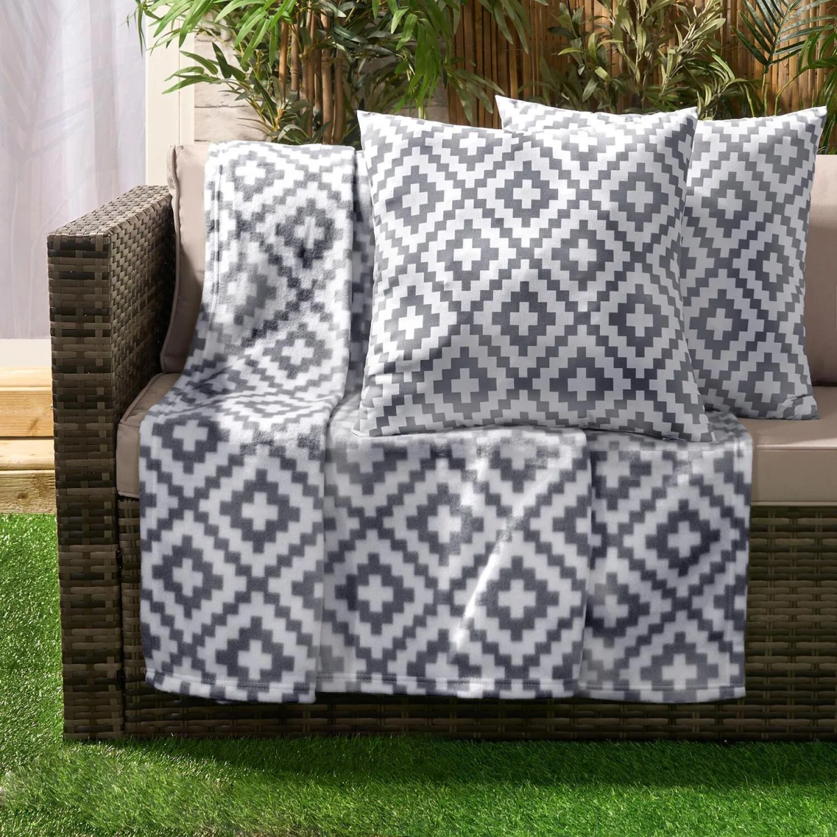 OHS Fleece Geometric Print Throw - Grey – image 4