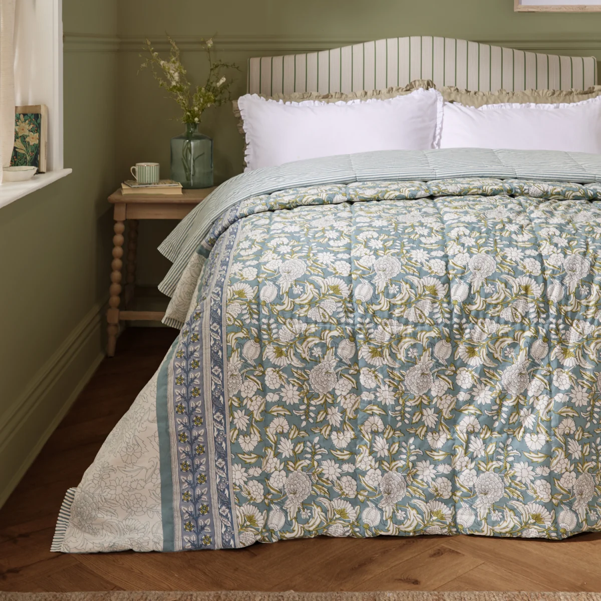 Amelia 100% Cotton Floral Quilted Bedspread - Pale Blue / 1.5kg